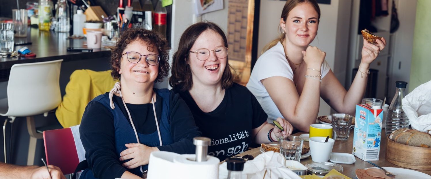 Drei Bewohnerinnen einer inklusiven WG beim Frühstück