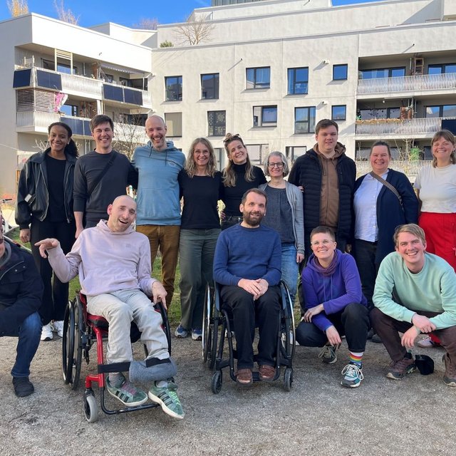 Vorstand, Team und Botschafter:innen von Wohnsinn auf einem Gruppenfoto