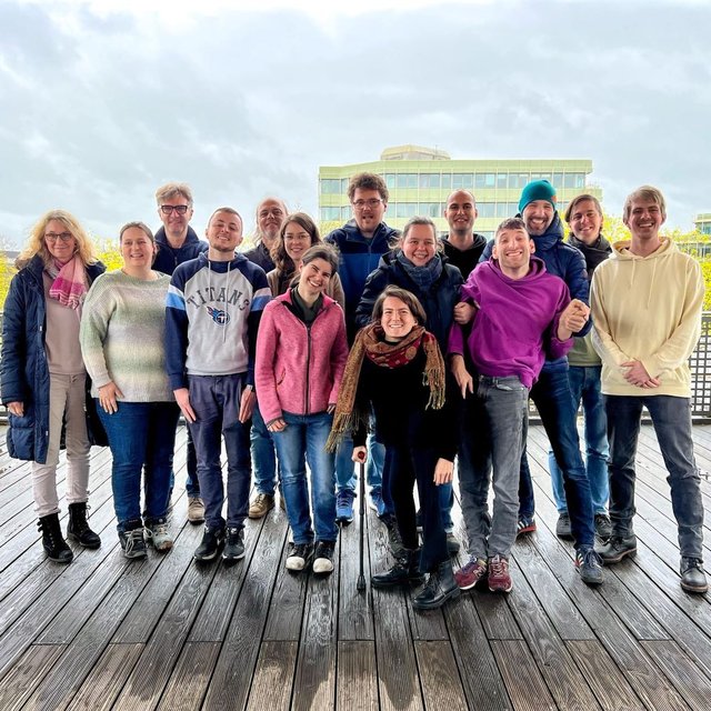 Vorstand, Team und Botschafter:innen von Wohnsinn auf einem Gruppenfoto