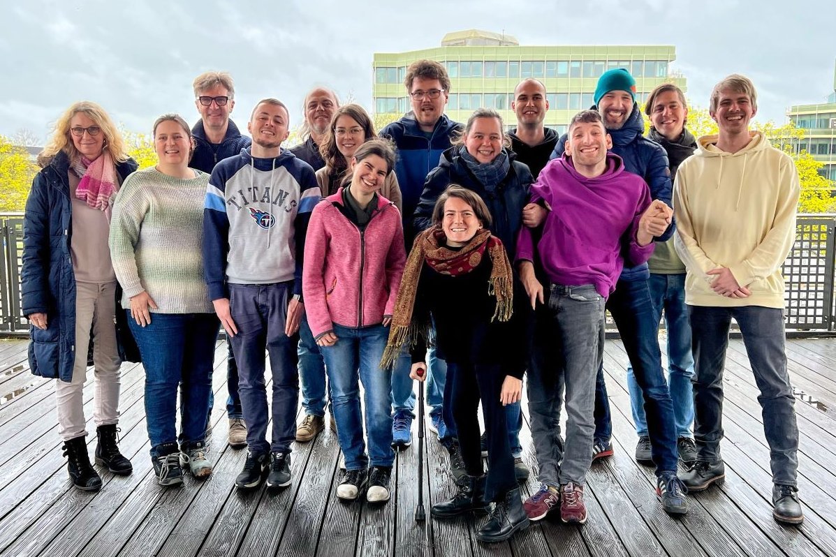 Vorstand, Team und Botschafter:innen von Wohnsinn auf einem Gruppenfoto