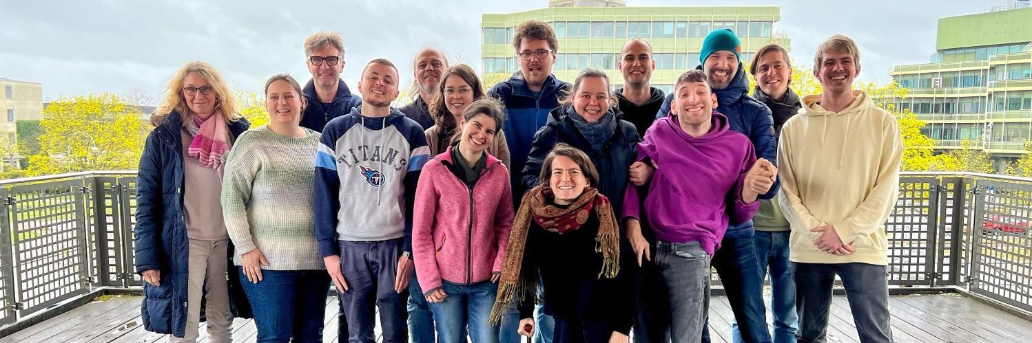 Vorstand, Team und Botschafter:innen von Wohnsinn auf einem Gruppenfoto